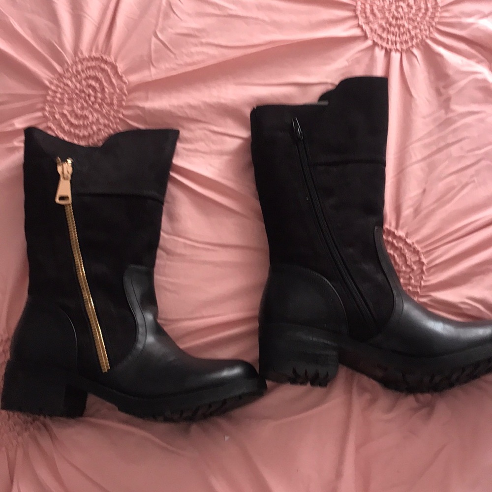 Women’s black boots!
